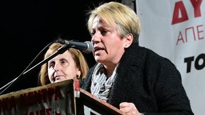 Συγκίνησε η παρέμβαση μητέρων των θυμάτων στα Τέμπη κατά την εκδήλωση στο Σύνταγμα