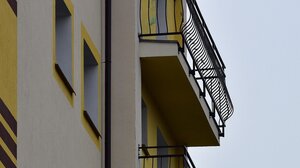 Ποιος θα μας... γλιτώσει από τα ετοιμόρροπα μπαλκόνια;