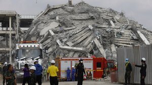 Μιανμάρ: Θαύμα η διάσωση ενός παιδιού και μιας γυναίκας μετά από 60 ώρες κάτω από τα συντρίμμια