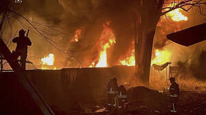 Στις φλόγες για έκτη ημέρα εγκατάσταση αποθήκευσης καυσίμων στη Ρωσία που έπληξε η Ουκρανία