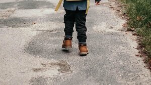 7χρονο ξέφυγε της προσοχής του πατέρα του και βγήκε στους δρόμους