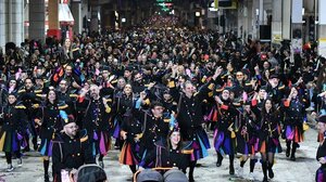 Πατρινό Καρναβάλι: Απογειώθηκε το κέφι στη νυχτερινή ποδαράτη παρέλαση - Φωτογραφίες