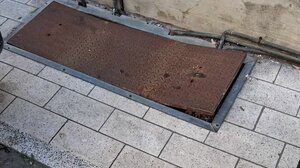 Επικίνδυνο το πεζοδρόμιο στην οδό Αθηνάς, στο Ηράκλειο