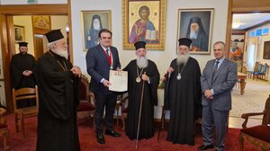 Στην Κρήτη ο Κ. Πιερρακάκης: Η Εκκλησία της Κρήτης του απένειμε τον Σταυρό των Αποστόλων Παύλου και Τίτου