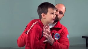 Δείτε καρέ-καρέ τις σωτήριες κινήσεις για την περίπτωση πνιγμονής