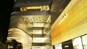 Τo deal του αιώνα: Η Prada προσφέρει 1,5 δισεκατομμύρια ευρώ για την εξαγορά της Versace
