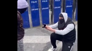 Κωνσταντινούπολη: Έκανε πρόταση γάμου στην κοπέλα του στη μέση της διαδήλωσης - Δείτε βίντεο