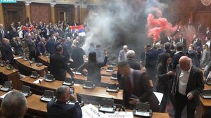 Σερβία: Καπνογόνα και φωτοβολίδες μέσα στη Βουλή – Με εγκεφαλικό μια βουλευτής