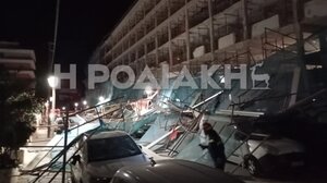 Ρόδος: Ισχυροί άνεμοι παρέσυραν σκαλωσιές - Μεγάλες ζημιές σε αυτοκίνητα