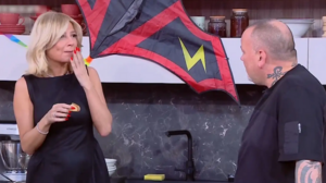 Φαίη Σκορδά σε Δημήτρη Σκαρμούτσο: "Πεντανόστιμα τα ντολμαδάκια, κονσέρβα είναι;"