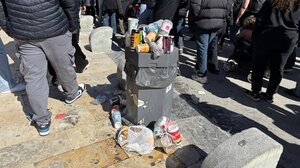 "Στολισμένη" με... σκουπίδια η πλατεία Ελευθερίας μετά τις διαδηλώσεις για τα Τέμπη