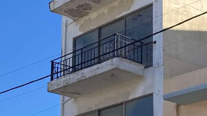 Έπεσαν σοβάδες από κτίριο σε κεντρικό δρόμο του Ηρακλείο - "Άγιο" είχε μια οικογένεια