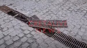 Ατυχήματα στην οδό 1821: Γιατί σπάνε οι σχάρες; Ποιοι επιτρέπεται να περνάνε από τον πεζόδρομο;