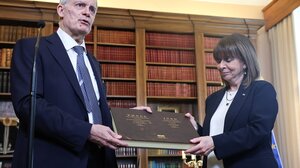 Το δώρο του Κ. Τασούλα στην Κ. Σακελλαροπούλου