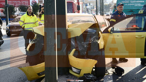 Νεκρή και η 61χρονη επιβάτιδα του ταξί που καρφώθηκε σε κολώνα στην Πειραιώς