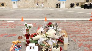 25η Μαρτίου: Πλαισιωμένα από λουλούδια και κώνους τα ονόματα των θυμάτων των Τεμπών στο Σύνταγμα