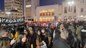 Πάτρα: Μαζική συγκέντρωση διαμαρτυρίας και πορεία για το πολύνεκρο σιδηροδρομικό δυστύχημα στα Τέμπη