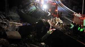 Τέμπη: "Υπήρχε κόσμος αφού βγήκαμε που κοιτούσε τη φωτιά. Ήταν σε σοκ", λέει επιβάτης από το 3ο βαγόνι