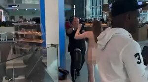 Χαμός στο αεροδρόμιο του Ντάλας: Γυναίκα πέταξε τα ρούχα της, χτύπησε δύο άτομα και δάγκωσε έναν άνδρα