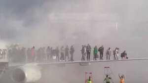 Αεροπλάνο τυλίχθηκε στις φλόγες στο αεροδρόμιο του Ντένβερ