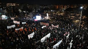 Θεσσαλονίκη: Μαζική πορεία για την τραγωδία των Τεμπών-Εννιά προσαγωγές για τα επεισόδια 