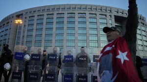 Ο Ιμάμογλου στο δικαστήριο αυτή την ώρα για να παρουσιαστεί ενώπιον του εισαγγελέα -Πλήθος διαδηλωτών απέξω