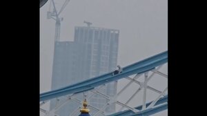 Βρετανία: Κλειστή η «Tower Bridge» – Άτομο σκαρφάλωσε και κάθεται στα κιγκλιδώματα