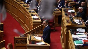 Πέταξαν τρικάκια στη Βουλή κατά την έναρξη της ομιλίας του Κ. Μητσοτάκη