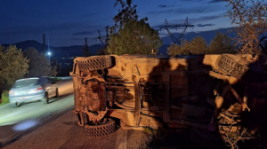 Σφοδρή σύγκρουση αγροτικού με τζιπ, ανετράπη το ένα όχημα