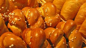 Πάσχα: Σε τι τιμές θα κυμανθούν φέτος τα τσουρέκια