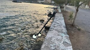 SOS για φωτιστικό που "ξηλώθηκε" και κρέμεται πάνω από τη θάλασσα 