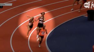 ΗΠΑ: Απίστευτο βίντεο - Δρομέας χτύπησε συναθλήτριά της στο κεφάλι με τη σκυτάλη