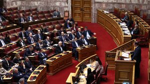 Φουλ επίθεση από την κυβέρνηση για τα Τέμπη προβάλλοντας το δίλημμα σταθερότητα ή χάος!