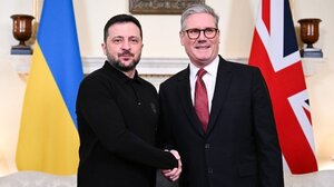 Ο Βρετανός πρωθυπουργός φιλοξενεί, στο Λονδίνο, τη Σύνοδο ηγετών για την Ουκρανία