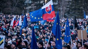 Σλοβακία: Χιλιάδες άνθρωποι διαδήλωσαν κατά του πρωθυπουργού Ρόμπερτ Φίτσο