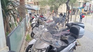 Έκαναν τον πεζόδρομο ένα μόνιμο πάρκινγκ