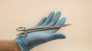 Γαλλία: Παραδέχθηκε ο παιδόφιλος χειρουργός ότι βίασε 300 παιδιά, ανάμεσά τους και την εγγονή του!