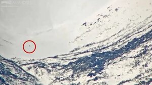 Βίντεο: Άνδρας κάνει snowboard και γλιτώνει στο παρά πέντε από χιονοστιβάδα