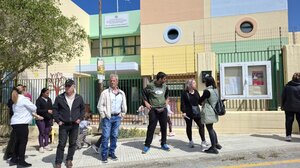 Τριακόσια παιδιά "παίζουν" τη ζωή τους κορώνα γράμματα για να πάνε σχολείο - video