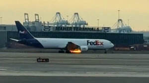 Εμπορικό αεροσκάφος έπιασε φωτιά στον αέρα, στις ΗΠΑ