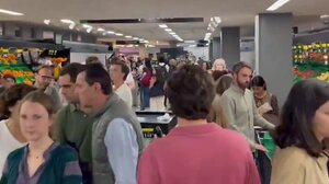 Μπλακ άουτ: Σκηνές... πανδημίας στη Μαδρίτη και ουρές έξω από τα σούπερ μάρκετ