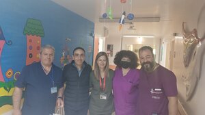 Λαμπάδες και σοκολατένια αυγά στα παιδιά στο ΠΑΓΝΗ