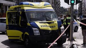 Πώς έγινε το τροχαίο με το ασθενοφόρο - Σε σοβαρή κατάσταση μία εκ των πεζών που τραυματίστηκαν