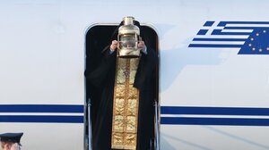 Το Άγιο Φως έφτασε στην Αθήνα κι αρχίζει το ταξίδι σε όλη τη χώρα