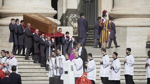 Παγκόσμιο αντίο για τον πάπα Φραγκίσκο: Η συγκινητική τελετή και η ταφή του