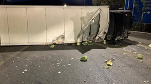 Τότε πορτοκάλια, τώρα λάχανα: Ο οδηγός της νταλίκας που προκάλεσε για δεύτερη φορά χαμό στην Εθνική οδό