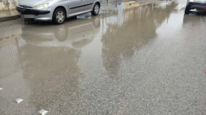 Κάνουν "βουτιές" στα νερά για να βγουν από τα σχολεία οι μαθητές