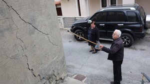 Ανάστατοι οι κάτοικοι των Βουτών: Τι λένε για τις ρωγμές στα σπίτια τους