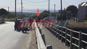 Πάτρα: Ανέβηκε σε γέφυρα και απειλούσε να πέσει στο κενό