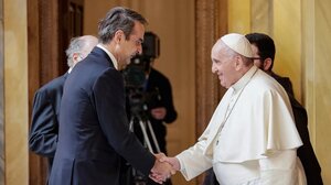 Στην κηδεία του πάπα «σχεδιάζει να παραστεί» ο Κυριάκος Μητσοτάκης